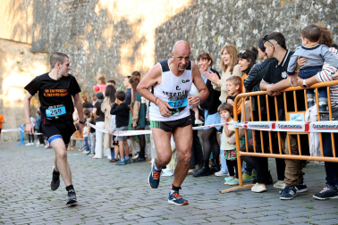Fotos de la Tres Burgos Tres Millas celebrada este viernes en Pamplona.
