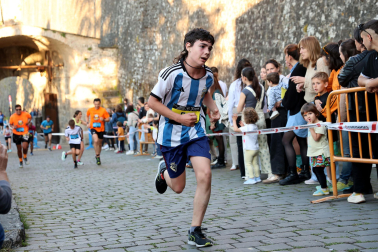 Fotos de la Tres Burgos Tres Millas celebrada este viernes en Pamplona.