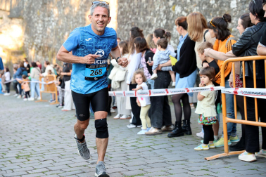 Fotos de la Tres Burgos Tres Millas celebrada este viernes en Pamplona.