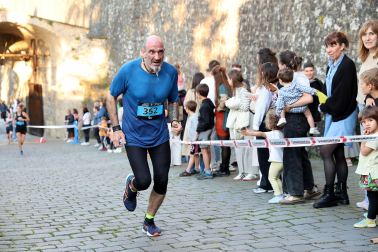 Fotos de la Tres Burgos Tres Millas celebrada este viernes en Pamplona.