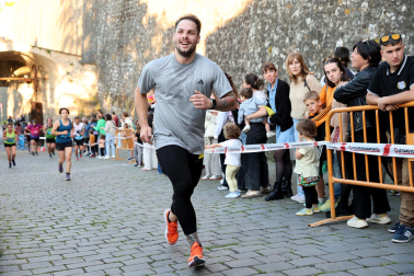 Fotos de la Tres Burgos Tres Millas celebrada este viernes en Pamplona.