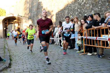 Fotos de la Tres Burgos Tres Millas celebrada este viernes en Pamplona.
