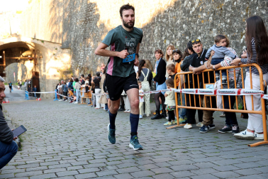 Fotos de la Tres Burgos Tres Millas celebrada este viernes en Pamplona.