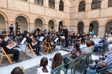 Fotos de la orquesta de cuerda del conservatorio Fernando Remacha en la plaza Vieja de Tudela