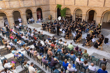 Fotos de la orquesta de cuerda del conservatorio Fernando Remacha en la plaza Vieja de Tudela