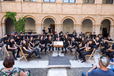 Fotos de la orquesta de cuerda del conservatorio Fernando Remacha en la plaza Vieja de Tudela