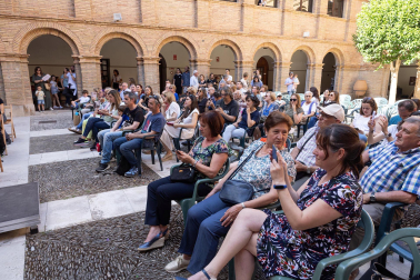 Fotos de la orquesta de cuerda del conservatorio Fernando Remacha en la plaza Vieja de Tudela