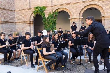 Fotos de la orquesta de cuerda del conservatorio Fernando Remacha en la plaza Vieja de Tudela