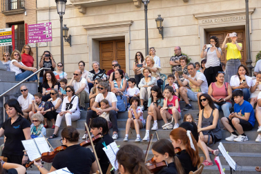 Fotos de la orquesta de cuerda del conservatorio Fernando Remacha en la plaza Vieja de Tudela