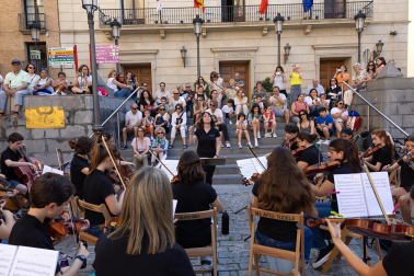 Fotos de la orquesta de cuerda del conservatorio Fernando Remacha en la plaza Vieja de Tudela