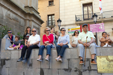 Fotos de la orquesta de cuerda del conservatorio Fernando Remacha en la plaza Vieja de Tudela