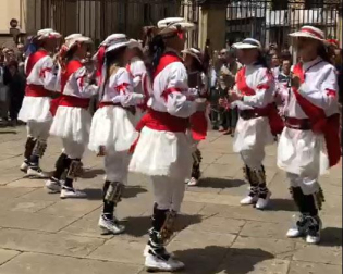 Cerca de las dos de la tarde han bailado en la entrada de la catedral