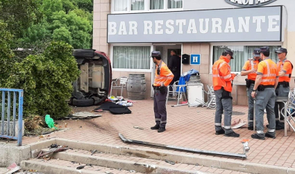 El coche ha saltado las escaleras y ha terminado en la terraza del bar