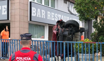 El vehículo ha quedado apoyado sobre uno de sus laterales