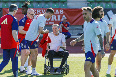 La Selección Española tuvo una visita muy especial en su segundo día de concentración en la Ciudad del Fútbol de Las Rozas. El navarro Juan Carlos Unzué compartió una charla con todos los internacionales y con el cuerpo técnico de Luis de la Fuente que fue quien le pidió que visitara a la plantilla y compartiera con ellos sus experiencias dentro y fuera de los terrenos de juego.