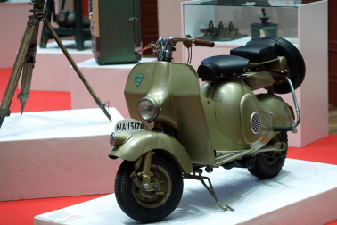 Asistentes a la inauguración de la exposición en las Salesas de objetos e historia de la Asociación de la Industria Navarra con motivo de la sexta década de la organización
