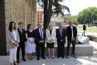 Asistentes a la inauguración de la exposición en las Salesas de objetos e historia de la Asociación de la Industria Navarra con motivo de la sexta década de la organización