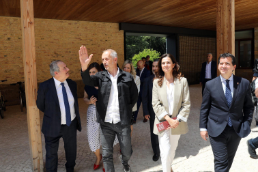 Asistentes a la inauguración de la exposición en las Salesas de objetos e historia de la Asociación de la Industria Navarra con motivo de la sexta década de la organización