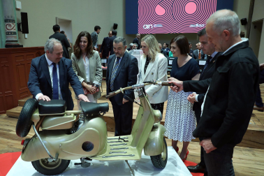Asistentes a la inauguración de la exposición en las Salesas de objetos e historia de la Asociación de la Industria Navarra con motivo de la sexta década de la organización