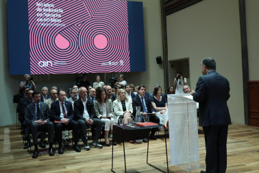 Asistentes a la inauguración de la exposición en las Salesas de objetos e historia de la Asociación de la Industria Navarra con motivo de la sexta década de la organización