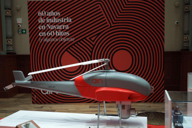 Asistentes a la inauguración de la exposición en las Salesas de objetos e historia de la Asociación de la Industria Navarra con motivo de la sexta década de la organización