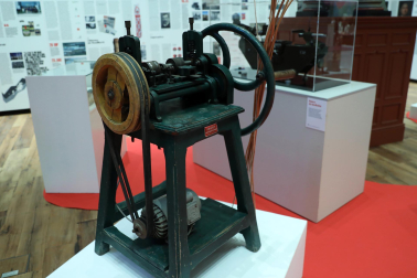 Asistentes a la inauguración de la exposición en las Salesas de objetos e historia de la Asociación de la Industria Navarra con motivo de la sexta década de la organización