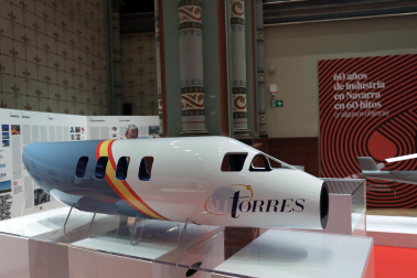 Asistentes a la inauguración de la exposición en las Salesas de objetos e historia de la Asociación de la Industria Navarra con motivo de la sexta década de la organización
