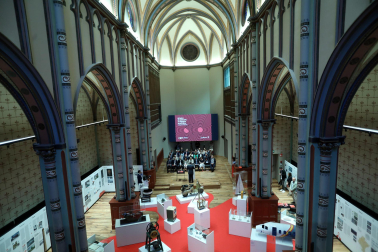 Asistentes a la inauguración de la exposición en las Salesas de objetos e historia de la Asociación de la Industria Navarra con motivo de la sexta década de la organización