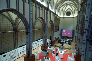 Asistentes a la inauguración de la exposición en las Salesas de objetos e historia de la Asociación de la Industria Navarra con motivo de la sexta década de la organización