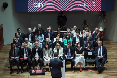 Asistentes a la inauguración de la exposición en las Salesas de objetos e historia de la Asociación de la Industria Navarra con motivo de la sexta década de la organización