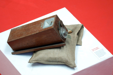 Asistentes a la inauguración de la exposición en las Salesas de objetos e historia de la Asociación de la Industria Navarra con motivo de la sexta década de la organización