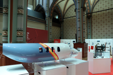 Asistentes a la inauguración de la exposición en las Salesas de objetos e historia de la Asociación de la Industria Navarra con motivo de la sexta década de la organización