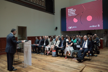 Asistentes a la inauguración de la exposición en las Salesas de objetos e historia de la Asociación de la Industria Navarra con motivo de la sexta década de la organización