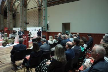 Asistentes a la inauguración de la exposición en las Salesas de objetos e historia de la Asociación de la Industria Navarra con motivo de la sexta década de la organización