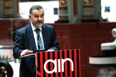 Asistentes a la inauguración de la exposición en las Salesas de objetos e historia de la Asociación de la Industria Navarra con motivo de la sexta década de la organización