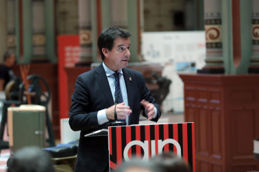 Asistentes a la inauguración de la exposición en las Salesas de objetos e historia de la Asociación de la Industria Navarra con motivo de la sexta década de la organización