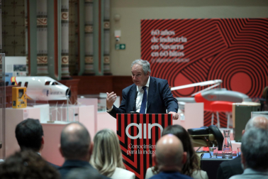 Asistentes a la inauguración de la exposición en las Salesas de objetos e historia de la Asociación de la Industria Navarra con motivo de la sexta década de la organización