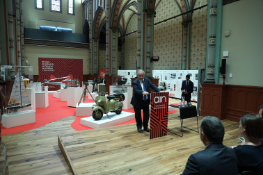 Asistentes a la inauguración de la exposición en las Salesas de objetos e historia de la Asociación de la Industria Navarra con motivo de la sexta década de la organización