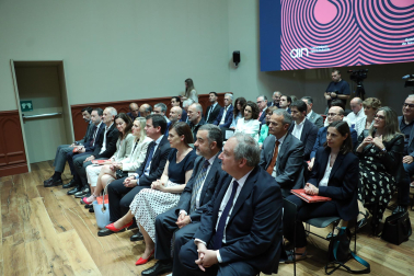 Asistentes a la inauguración de la exposición en las Salesas de objetos e historia de la Asociación de la Industria Navarra con motivo de la sexta década de la organización