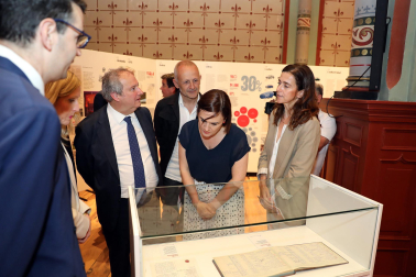 Asistentes a la inauguración de la exposición en las Salesas de objetos e historia de la Asociación de la Industria Navarra con motivo de la sexta década de la organización