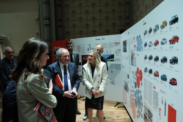 Asistentes a la inauguración de la exposición en las Salesas de objetos e historia de la Asociación de la Industria Navarra con motivo de la sexta década de la organización