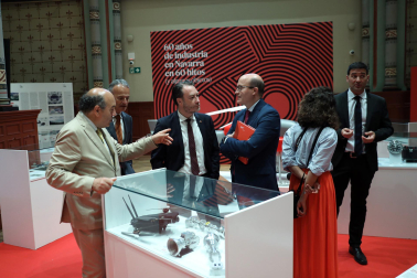 Asistentes a la inauguración de la exposición en las Salesas de objetos e historia de la Asociación de la Industria Navarra con motivo de la sexta década de la organización