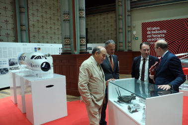 Asistentes a la inauguración de la exposición en las Salesas de objetos e historia de la Asociación de la Industria Navarra con motivo de la sexta década de la organización
