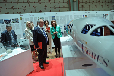 Asistentes a la inauguración de la exposición en las Salesas de objetos e historia de la Asociación de la Industria Navarra con motivo de la sexta década de la organización