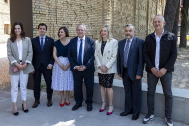 Asistentes a la inauguración de la exposición en las Salesas de objetos e historia de la Asociación de la Industria Navarra con motivo de la sexta década de la organización