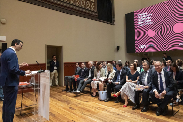 Asistentes a la inauguración de la exposición en las Salesas de objetos e historia de la Asociación de la Industria Navarra con motivo de la sexta década de la organización