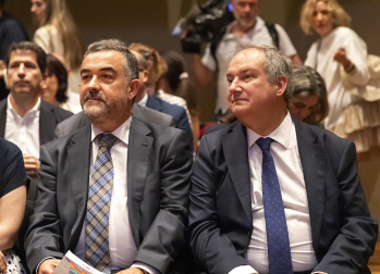 Asistentes a la inauguración de la exposición en las Salesas de objetos e historia de la Asociación de la Industria Navarra con motivo de la sexta década de la organización