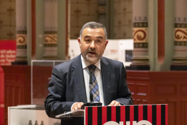 Asistentes a la inauguración de la exposición en las Salesas de objetos e historia de la Asociación de la Industria Navarra con motivo de la sexta década de la organización