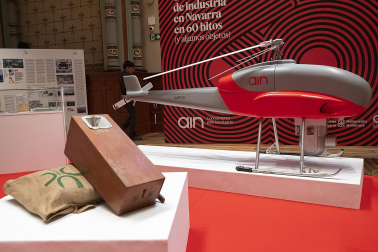Asistentes a la inauguración de la exposición en las Salesas de objetos e historia de la Asociación de la Industria Navarra con motivo de la sexta década de la organización