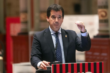 Asistentes a la inauguración de la exposición en las Salesas de objetos e historia de la Asociación de la Industria Navarra con motivo de la sexta década de la organización